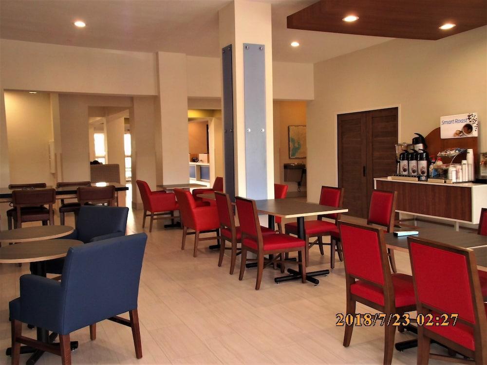 Holiday Inn Express Hotel & Suites Tampa-Fairgrounds-Casino By Ihg Екстер'єр фото